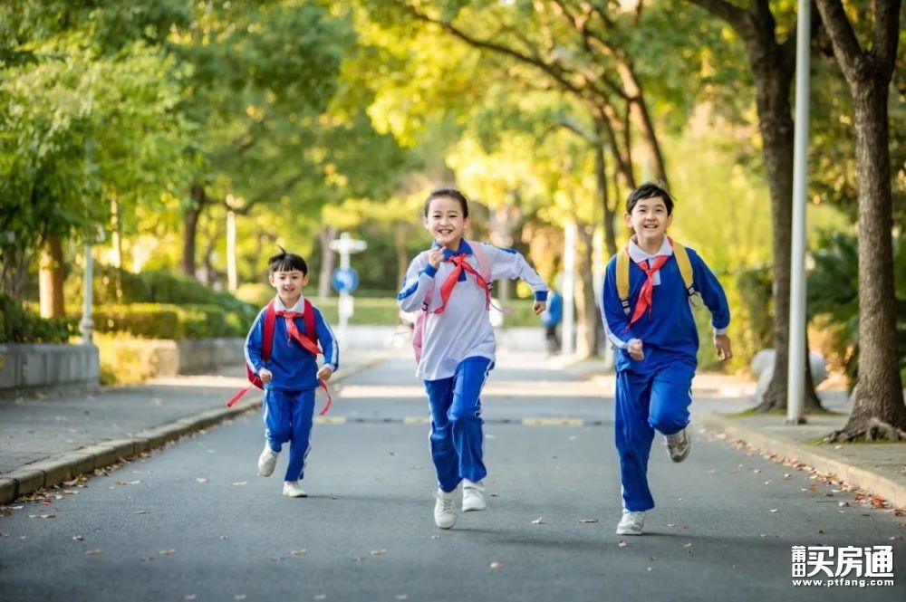 天！三孩生育政策来了！我第一反应是，得买五房！