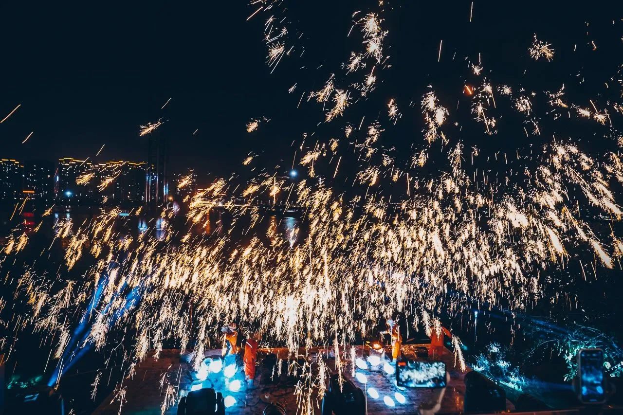超震撼！湖上非遗花火艺术盛宴首秀爆红出圈！帧帧大片！